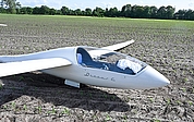 Das Segelflugzeug landete in Seeth-Ekholt auf einem Feld nördlich der Ekholter Au im Karkhorst. (Foto: Polizei)