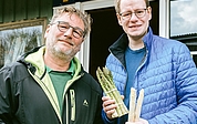 Klares Bekenntnis zur einheimischen Landwirtschaft: Bundestagsabgeordneter Daniel Kölbl (rechts) auf Informationsbesuch beim Spargelbauern Harm Schmietendorf. (Foto: CDU)