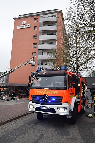 Ein Löschfahrzeug steht auf dem Holstenplatz bereit. (Foto: Frank)