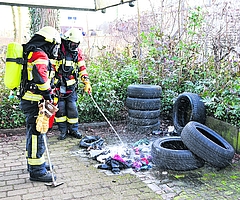 Einsatzkräfte der Freiwilligen Feuerwehr löschten den Brand, der am Elmshorner Bahnhof hinter einer Hecke an Gleis 1 unter einer Fahrradabstellanlage ausgebrochen war. (Foto: Frank)