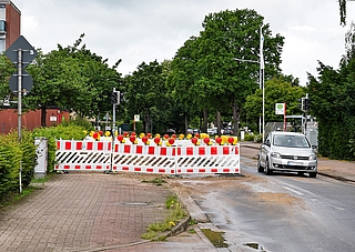Die Reuterstraße in Uetersen ist nur noch halbseitig gesperrt. (Foto: Frank)