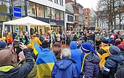 Zahlreiche Ukrainerinnen und Ukrainer beteiligten sich an der Kundgebung auf dem Alten Markt zum Jahrestag des russischen Überfalls auf ihr Land. Foto: Strandmann 