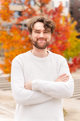 Der Elmshorner Wolf Tobias Müller dirigiert das Konzert. (Foto: Jonas Baumann)