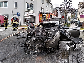 Der Motorraum des Audi brannte komplett aus. (Foto: Frank)