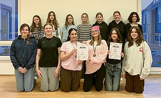 Die Juniors 1 erreichten Platz 3, die Juniors 2 kamen auf Platz 4. Gemeinsam präsentieren die Gruppen ihre Urkunden. (Foto: Cat Dance Company)