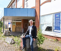 Tobias Gehle, Leiter des Amtes für Projektentwicklung im Elmshorner Rathaus, ist froh, dass es mit dem Abriss des ehemaligen Sky-Markt-Gebäudes (Hintergrund) endlich losgeht. (Foto: Strandmann)