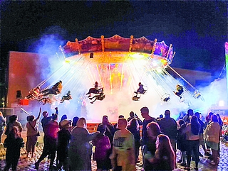 Zehntausende zieht es jedes Jahr zum Elmshorner Hafenfest. Karussells gehören auch diesmal dazu. (Foto: Strandmann/Archiv)