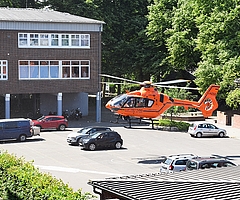 Der Rettungshubschrauber landete zwischen geparkten Autos auf dem Schulhof der Bismarchschule Elmshorn. (Foto: Frank)
