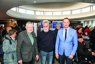 So war es im vorigen Jahr bei der Eröffnung der Seniorenmesse: Bürgervorsteher Andreas Hahn (v. li.), Detlev Hantel, Vorsitzender des Seniorenrats der Stadt Elmshorn, und 1. Stadtrat Dirk Moritz begrüßten die Besucher. (Foto: Strandmann)