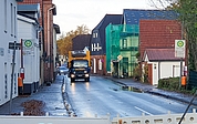 Dieses Archivfoto zeigt die Austraße in Barmstedt, entstand aber im November. Bei dem tödlichen Unfall am Dienstag, 10. Februar, war ein Radfahrer in derselben Richtung wie der Laster unterwegs und stürzte ungefähr an der Stelle, an der der Lkw zu sehen ist. Aber dieser war nicht am Unfall beteiligt, da das Foto mehrere Monate davor entstand. (Archiv: Strandmann)