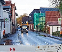 Dieses Archivfoto zeigt die Austraße in Barmstedt, entstand aber im November. Bei dem tödlichen Unfall am Dienstag, 10. Februar, war ein Radfahrer in derselben Richtung wie der Laster unterwegs und stürzte ungefähr an der Stelle, an der der Lkw zu sehen ist. Aber dieser war nicht am Unfall beteiligt, da das Foto mehrere Monate davor entstand. (Archiv: Strandmann)