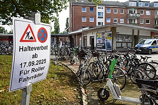 Das Halteverbot für Fahrräder und Roller auf dem Holstenplatz gilt seit Mittwoch. Interessiert hat es bisher fast niemanden. (Foto: Frank)