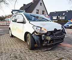 Dieser VW eines Lieferdienstes prallte auf der Kreuzung Meßtorffstraße, Bergstraße in die Fahrerseite eines Mercedes. Wehrführer Frank Girnus leitete den Einsatz. (Foto: Frank)