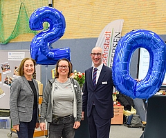 20 Jahre YES-Messe: Michaela Bagger (links, Vorsitzende der Arbeitsagentur Elmshorn, Messe-Organisatorin Nadine Fehlberg und Bürgermeister Dirk Woschei eröffneten die Veranstaltung in der Sporthalle des Ludwig-Meyn-Gymnasiums. (Foto: Frank)