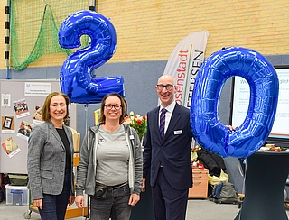 20 Jahre YES-Messe: Michaela Bagger (links, Vorsitzende der Arbeitsagentur Elmshorn, Messe-Organisatorin Nadine Fehlberg und Bürgermeister Dirk Woschei eröffneten die Veranstaltung in der Sporthalle des Ludwig-Meyn-Gymnasiums. (Foto: Frank)