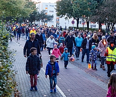 In der Vergangenheit zog der vom Sportverein FTSV Fortuna Elmshorn organisierte Laternenumzug stets hunderte Teilnehmer an. (Foto: Strandmann/Archiv)