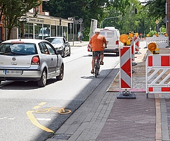 Die Bremslichter des VW Polo leuchten auf. Der Fahrer hatte in der Berliner Straße Richtung Krückaubrücke zum Überholen angesetzt – wahrscheinlich um den Mindestabstand von 1,50 Metern zu dem Radler einzuhalten. Der Polo-Fahrer lenkte seinen Wagen bereits mit zwei Rädern auf die Gegenfahrbahn, musste aber wegen dem Gegenverkehr bremsen und wieder einscheren. Zuvor war der Radfahrer der gelben Markierung auf die Berliner Straße gefolgt, da der Geh- und Radweg Richtung Krückaubrücke gesperrt ist. (Foto: Frank)
