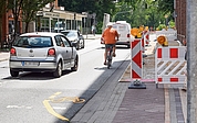 Die Bremslichter des VW Polo leuchten auf. Der Fahrer hatte in der Berliner Straße Richtung Krückaubrücke zum Überholen angesetzt – wahrscheinlich um den Mindestabstand von 1,50 Metern zu dem Radler einzuhalten. Der Polo-Fahrer lenkte seinen Wagen bereits mit zwei Rädern auf die Gegenfahrbahn, musste aber wegen dem Gegenverkehr bremsen und wieder einscheren. Zuvor war der Radfahrer der gelben Markierung auf die Berliner Straße gefolgt, da der Geh- und Radweg Richtung Krückaubrücke gesperrt ist. (Foto: Frank)
