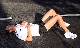 Nach dem 10- und dem 5-Kilometer-Lauf legte sich der Doppelsieger Pascal Dethlefs zum Verschnaufen erstmal auf den Asphalt. (Foto: Frank)