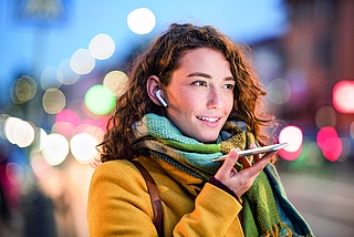 Wer sich nachts unsicher auf dem Heimweg fühlt, kann sich über das Heimwegtelefon am Smartphone begleiten lassen. (Foto: hvv)