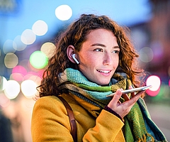 Wer sich nachts unsicher auf dem Heimweg fühlt, kann sich über das Heimwegtelefon am Smartphone begleiten lassen. (Foto: hvv)