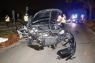 Ein AKN-Zug erfasste diesen VW Golf in Klein Offenseth-Sparries- hoop auf dem Bahnübergang Waldstraße. Rechts im Bild ist die Waldstraße Richtung Elmshorn zu sehen. Von dort kam das Auto. Der 73-jährige Fahrer bog in den Offenauer Weg (links im Bild) ab, wo es zum Zusammenstoß kam. (Foto: Florian Sprenger)