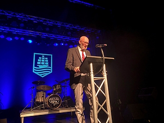 Laudator und seit seiner Jugend Fan der Rockabilly Mafia: Arne Tiedemann. (Foto: Mario Meisberger, Stadt Elmshorn)