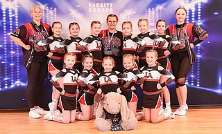 Die LA Rebels und ihre Coaches jubeln über Platz 3. (Foto: @elmshornyellowpress, Gregor Klöters)